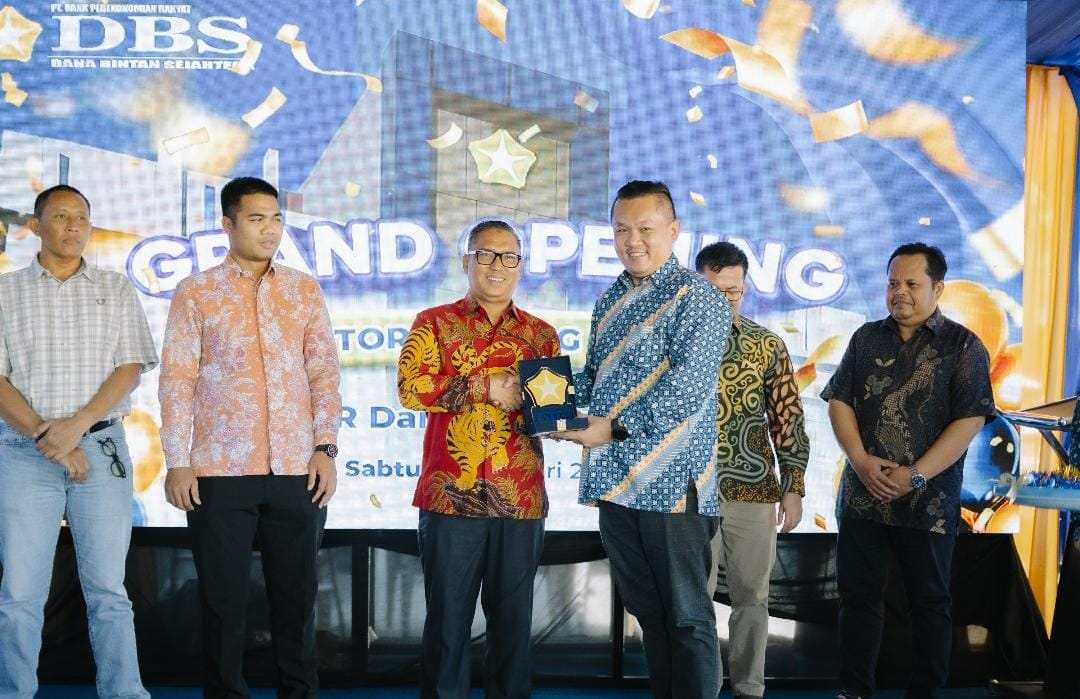 Direktur PT. BPR DBS Tanjungpinang, Yafri saat memberikan cendramata kepada Wagub Nyanyang usai peresmian kantor cabang di Batam, Sabtu (10/1). F. BPR DBS untuk Batam Pos