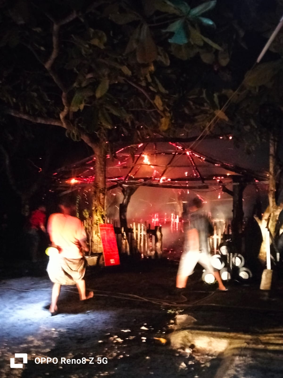 Penghuni panti bersama warga memadamkan api yang membakar gudang Panti Asuhan Permate Tembesi Kebun, Kecamatan Sagulung, Batam, Minggu (11/1/2026) malam. F. Istimewa