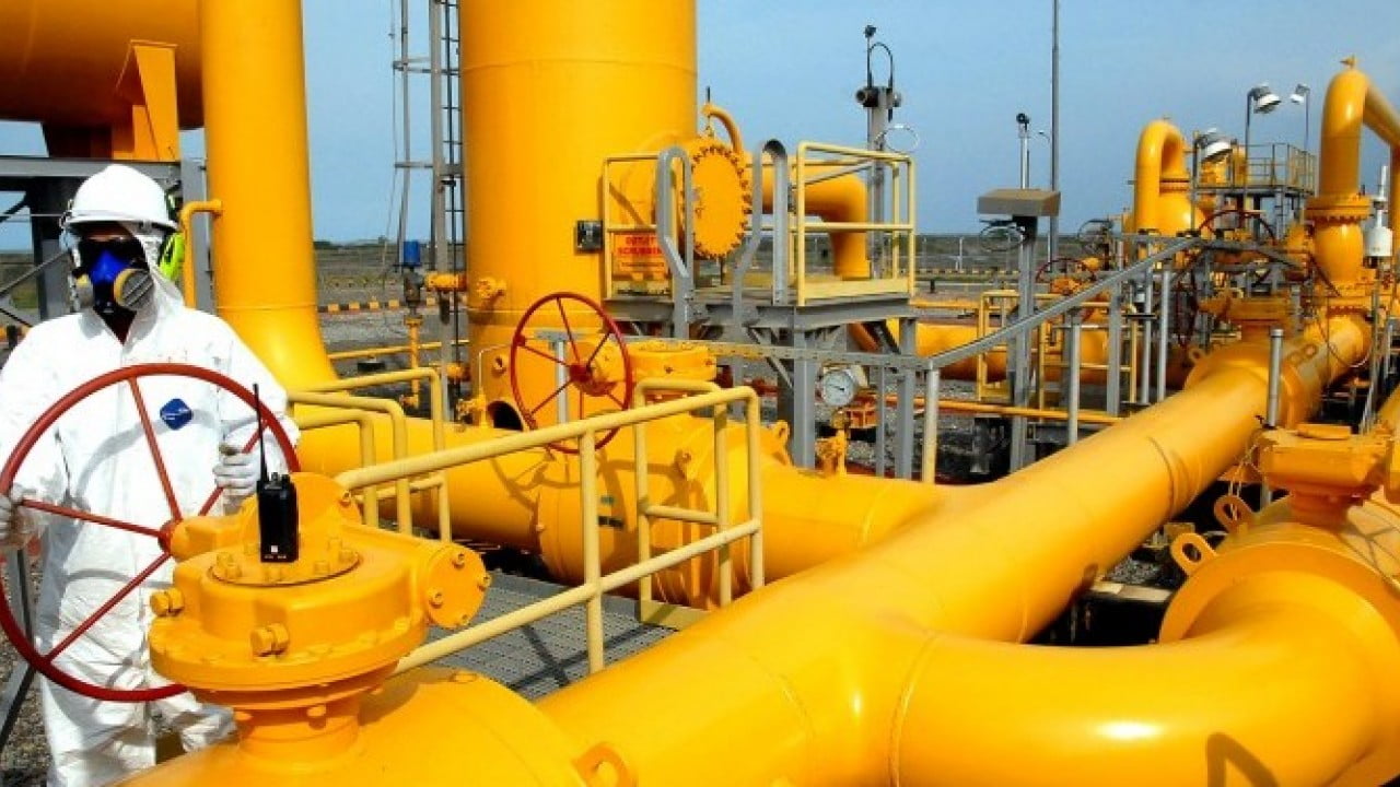 Petugas PGN sedang memeriksa pipa distribusi gas. f istimewa