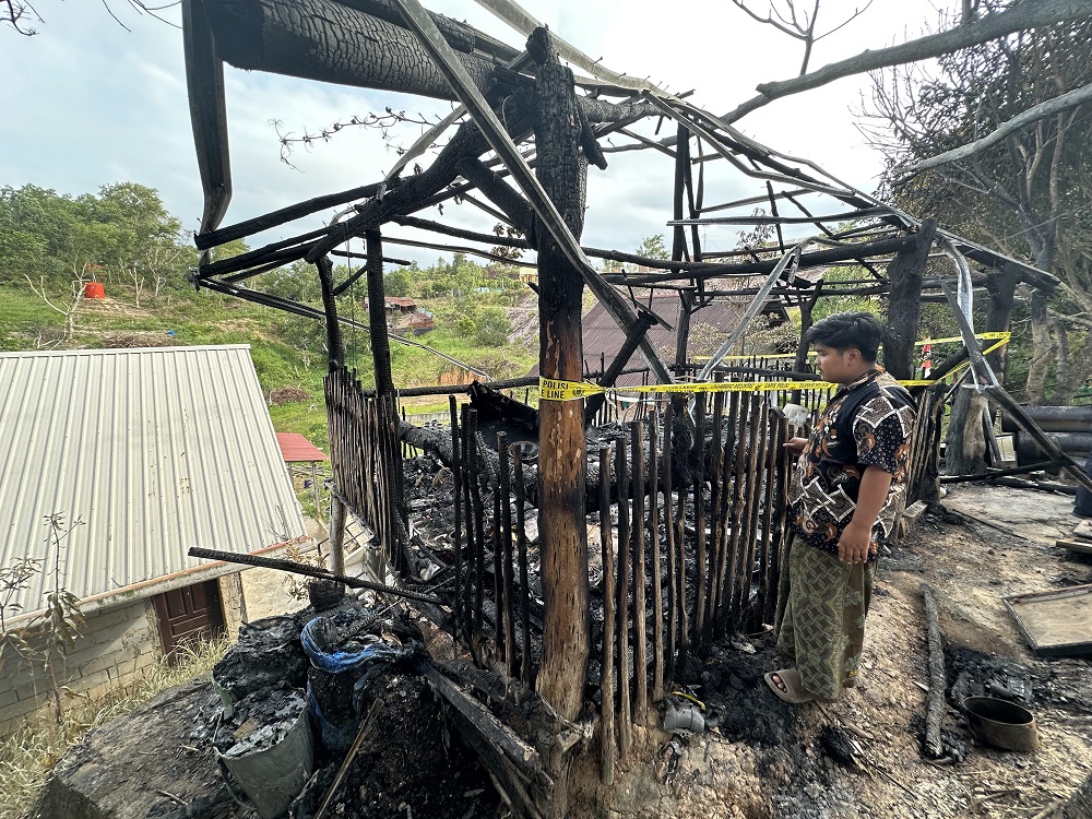 Pengurus Panti Asuhan Permate, Tembesi, Sagulung menunjukkan gudang penyimpanan barang yang ludes terbakar, Senin (12/1). F. Yofi Yuhendri/Batam Pos