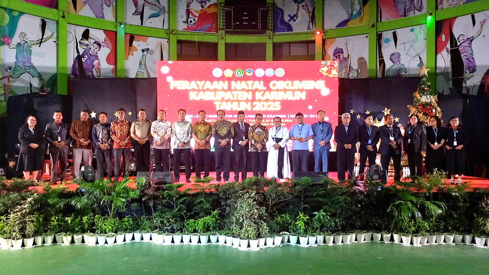 BUPATI karimun Iskandarsyah (tengah) foto bersama saat menghadiri perayaan natal oikumene kabupaten karimun 2025 di gor tertutup.F PANITIA OIKUMENE UNTUK BATAMPOS