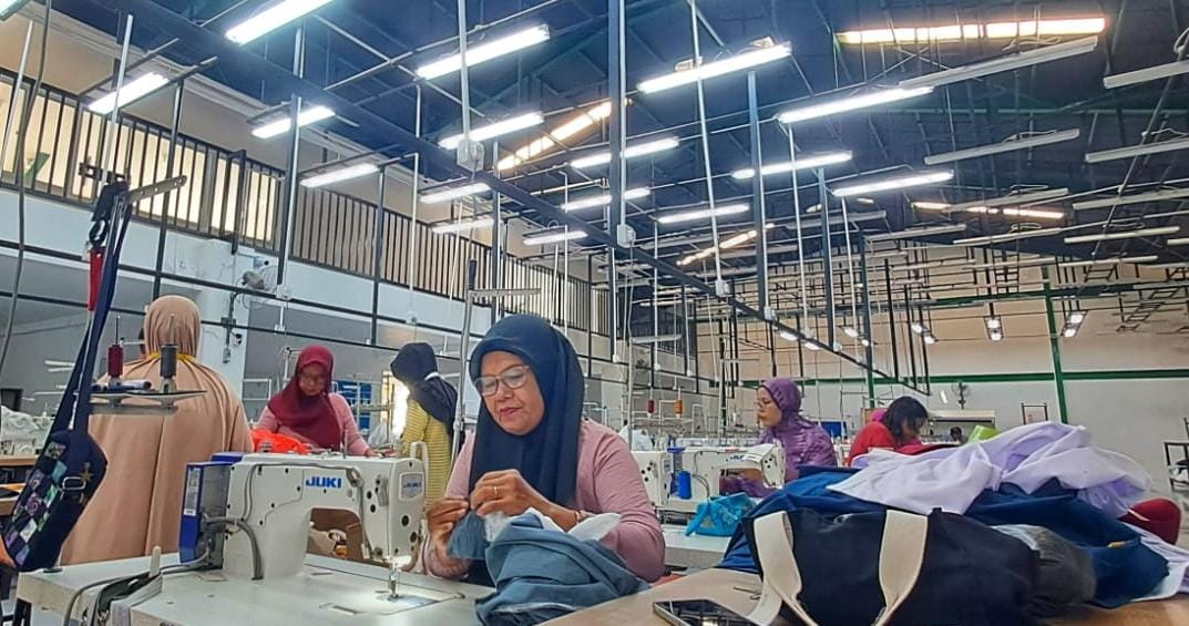 SALAH satu mitra pelaku UMKM terlihat menjahit dalam kegiatan Industri di Sentra Industri Fashion Seri Kuala Lobam, Bintan pada Senin (12/1/2026). F.Slamet Nofasusanto/Batam Pos.