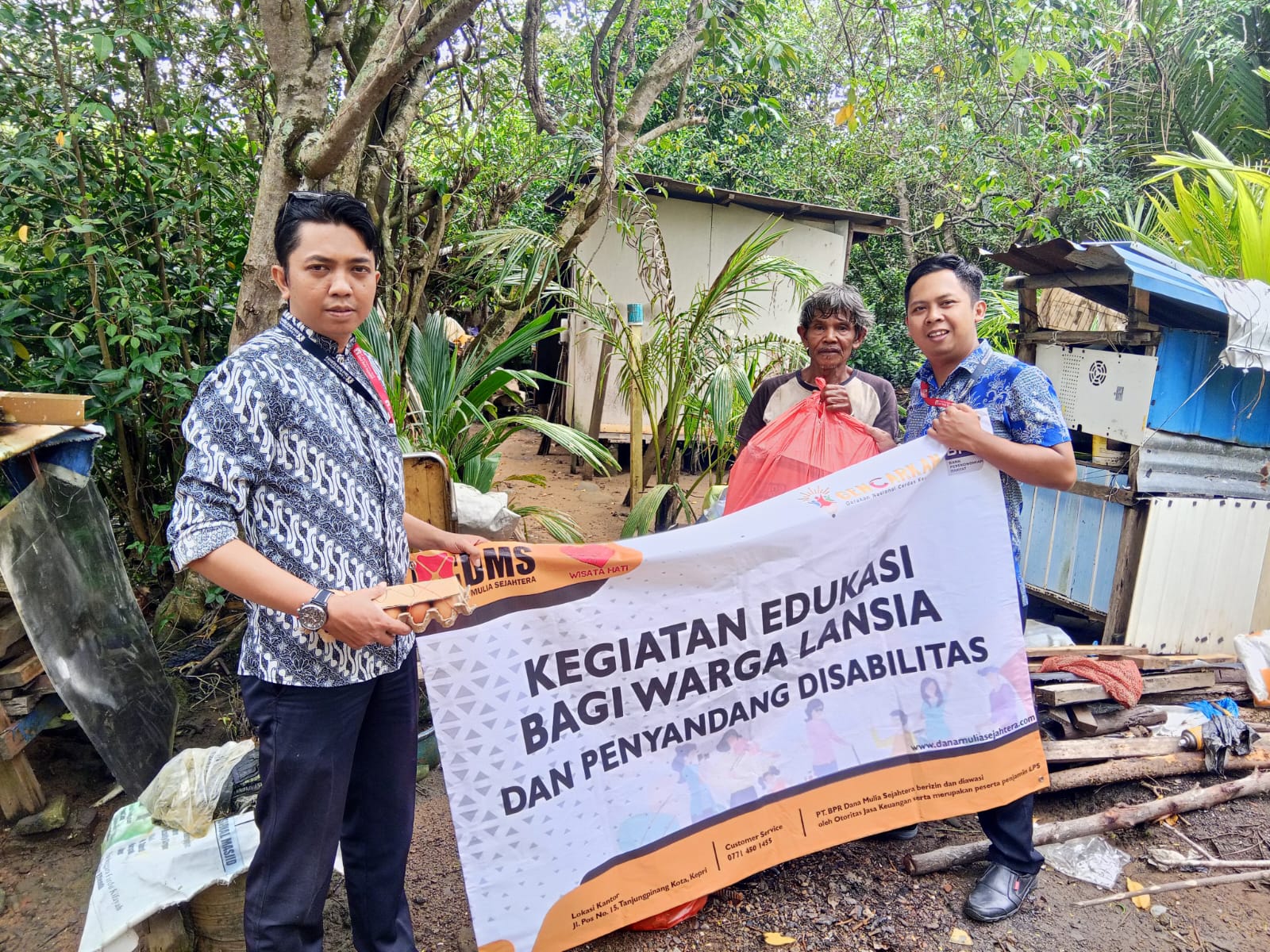 BPR DMS juga menyalurkan ratusan paket sembako kepada warga kurang mampu di Tanjungpinang dan Bintan dalam rangka Hut ke-8, Jumat (9/1). F. BPR DMS untuk Batam Pos