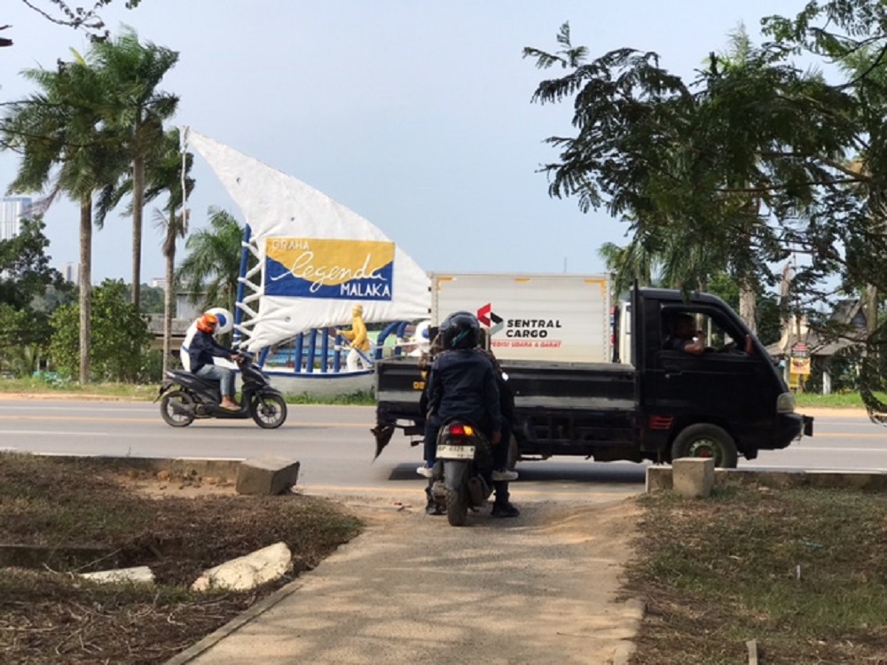 Pengendara sepeda motor memanfaatkan celah median jalan yang dijadikan U-turn ilegal di Jalan Jenderal Sudirman, kawasan Legenda Malaka, Batam Kota, Senin (12/1). M. Sya