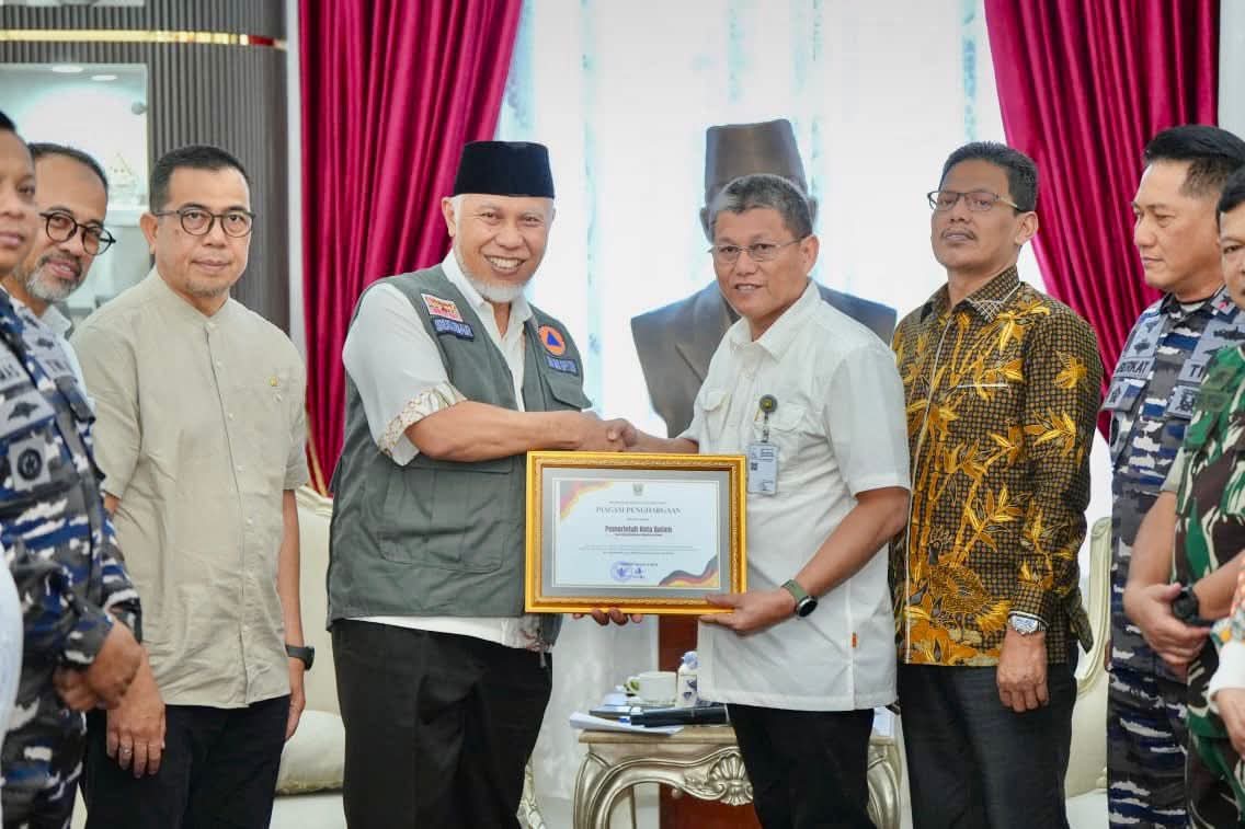 Pemko Batam menyerahkan bantuan langsung ke Provinsi Sumatra Barat yang diterima langsung oleh Gubernur Sumbar, Mahyeldi Ansharullah, Minggu (11/1).