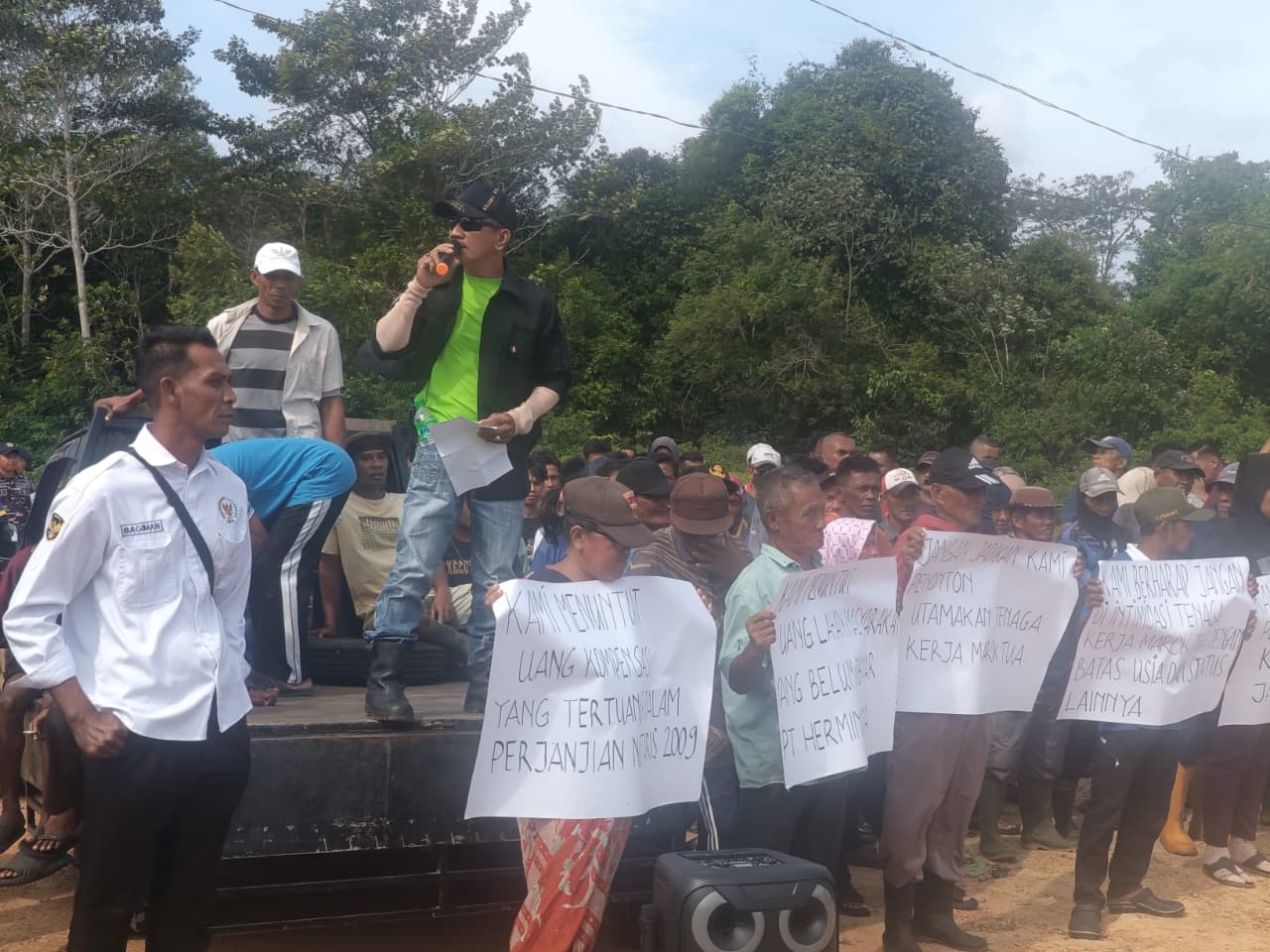 WARGA Desa Marok Tua, Kecamatan Singkep Barat, Kabupaten Lingga saat melakukan aksi di lokasi operasional PT Hermina Jaya, Senin (12/1/2026). F. Vatawari/BATAM POS