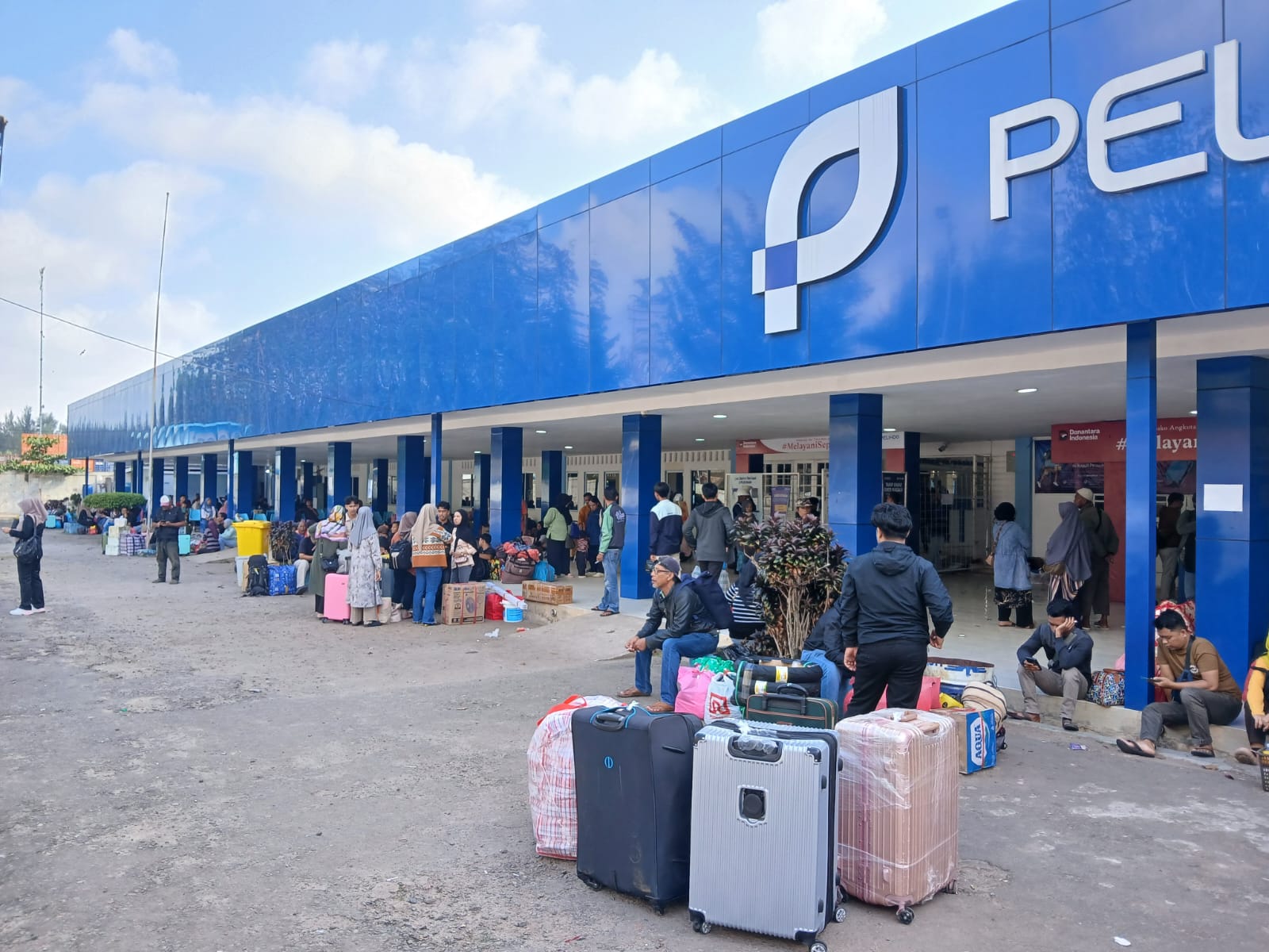 Suasana Pelabuhan Sei Kolak, Kijang, Bintan, dipadati penumpang tujuan Anambas-Natuna. Sementara itu, KM Bukit Raya alami keterlambatan tiba dari Belinyu. F. Ihsan Imaduddin/Batam Pos