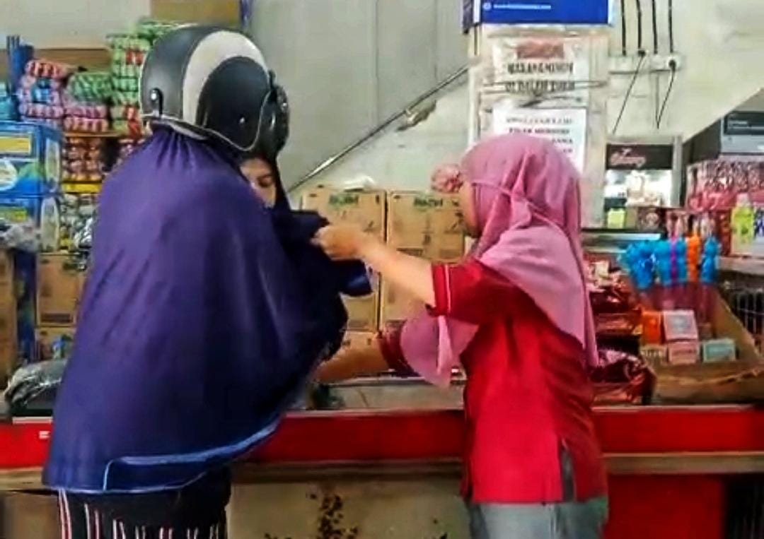 PEKERJA swalayan menangkap seorang wanita yang ketahuan mencuri barang di salah satu swalayan di Km 16 Toapaya, Bintan, Senin (12/1/2026). F.Marto untuk Batam Pos.