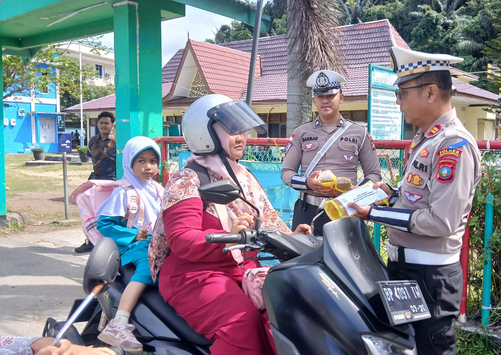 KASATLantas, Iptu Zulfikar memberikan apresiasi kepada pengendara yang gunakan helm di Anambas. Selama 2025, polisi catat ada 23 insiden kecelakaan, naik dibandingkan 2024. F IHSAN I/Batam Pos