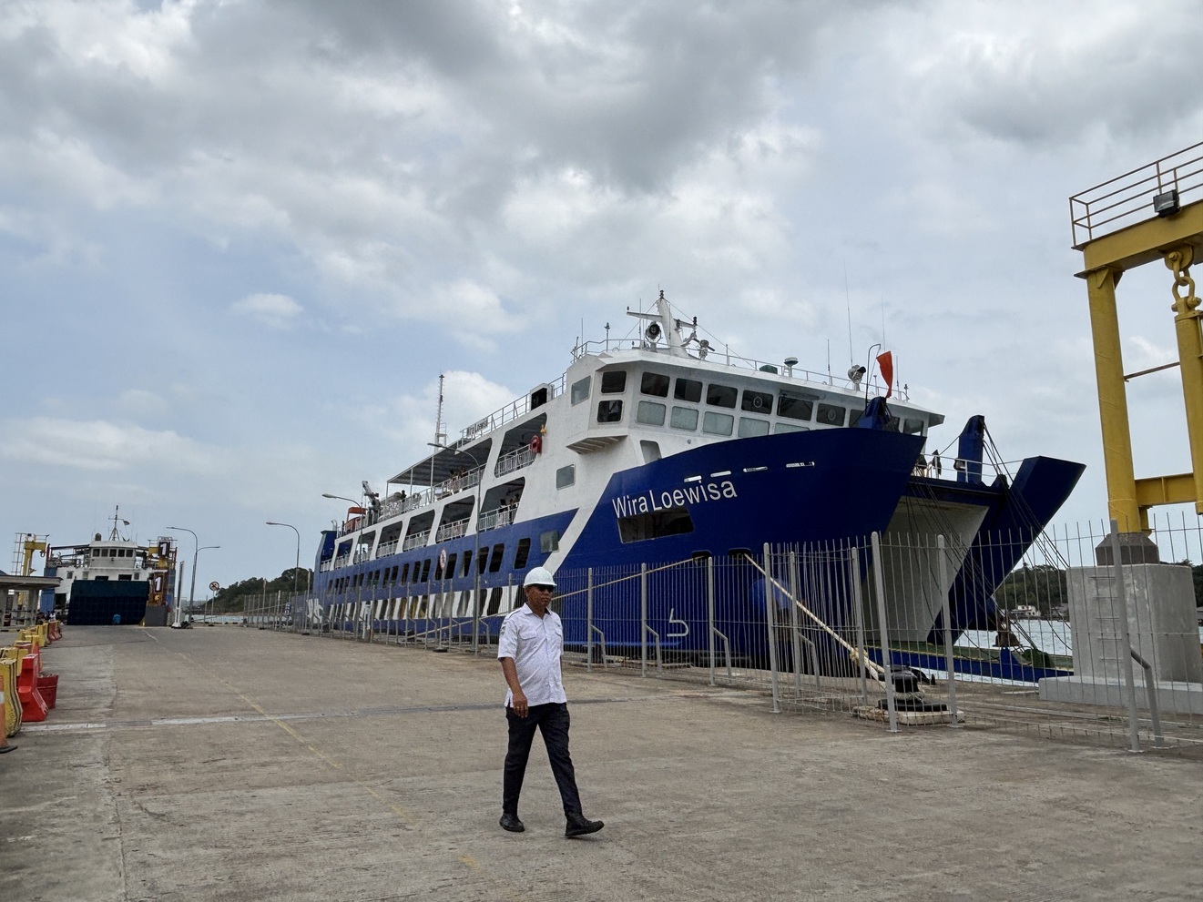 Kapal Motor Penyeberangan (KMP) Wira Loewisa yang melayani lintasan Batam&ndash;Mengkapan (Buton).