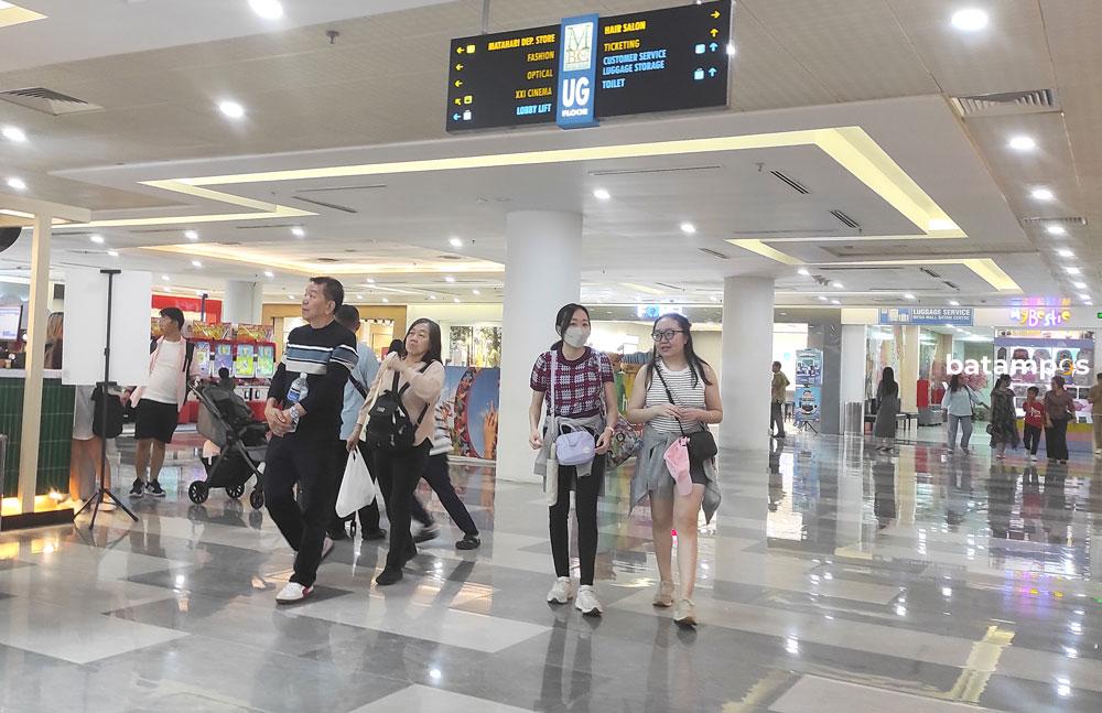 Turis pelesiran di pusat perbelanjaan Batam, belum lama ini. Melemahnya nilai tukar rupiah berpotensi menaikkan pendapatan sektor pariwisata  Batam. Foto: Cecep Mulyana/Batampos