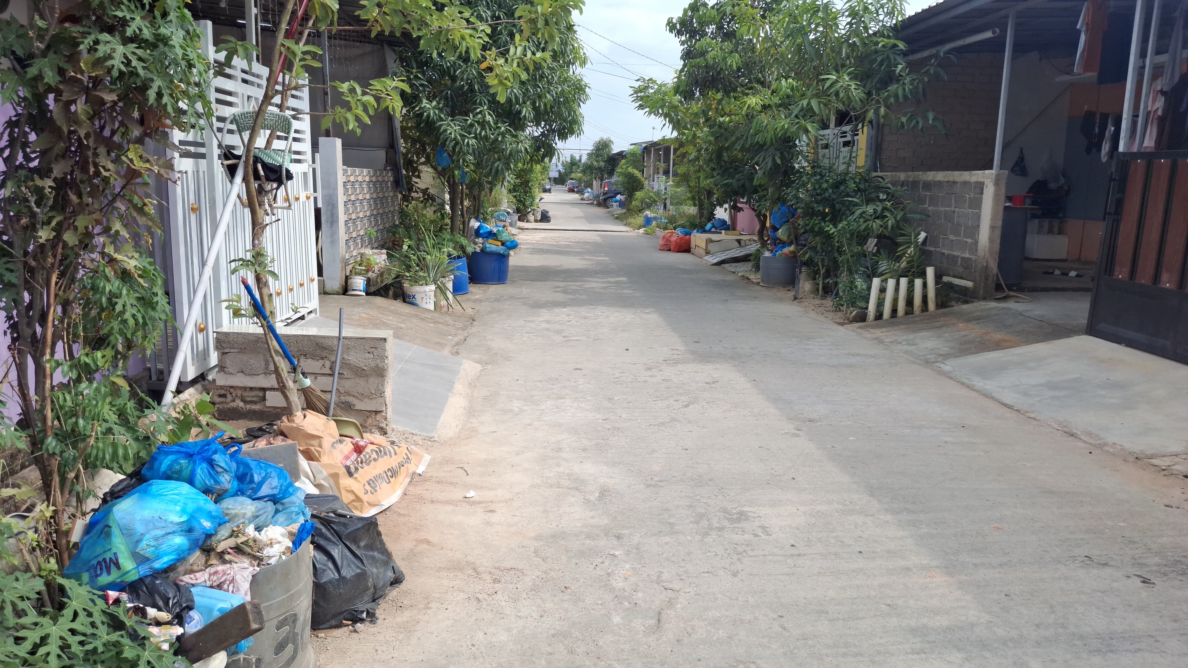 Tumpukan sampah di depan rumah Warga Perumahan Gesya Enternal Marina, Sekupang.