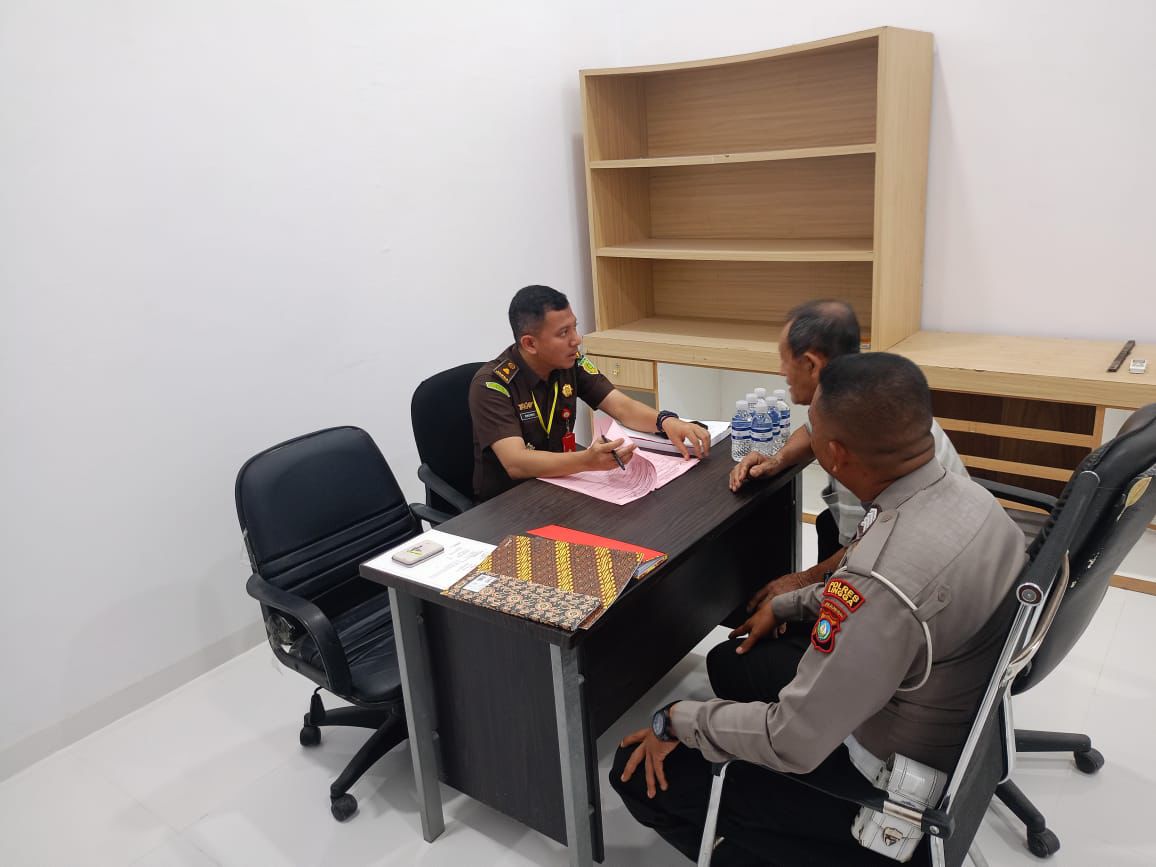 Penyerahan tersangka dan berkas perkara Tahap II (P-21) Lakalantas oleh Satlantas Polres Lingga kepada Kejari Lingga, Selasa (13/1). F. Istimewa
