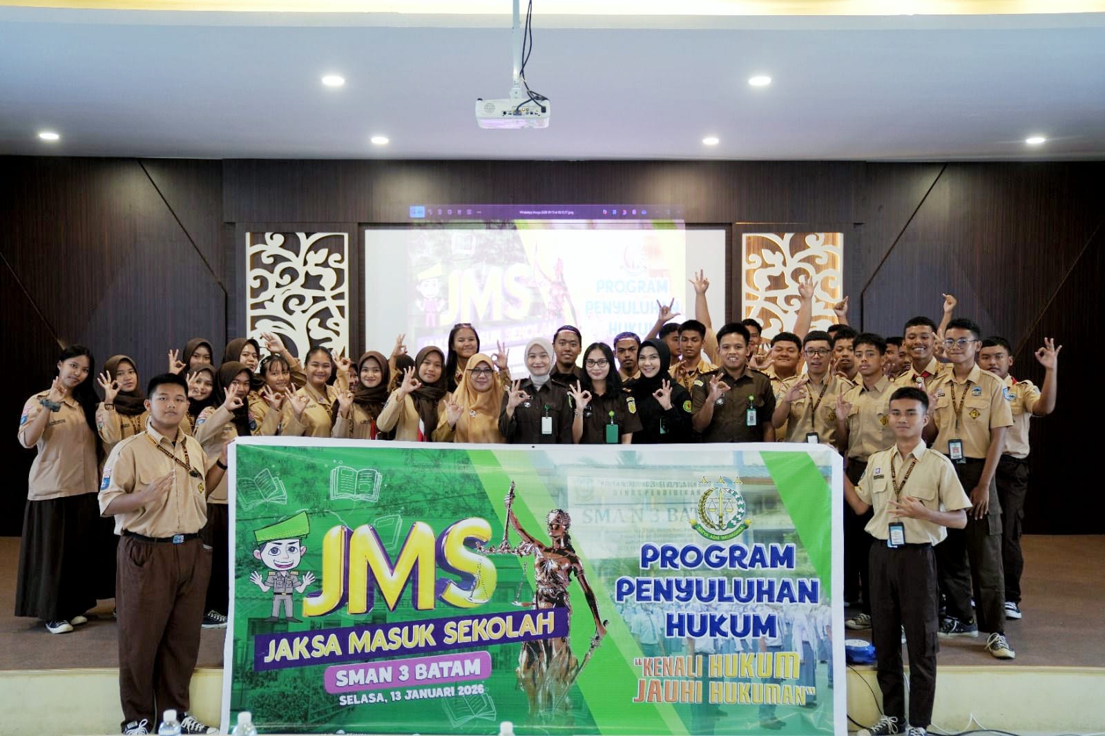 Seksi Intelijen Kejari Batam saat menggelar program Jaksa Masuk Sekolah (JMS) di SMAN 3 Batam. f azis maulana/ batampos