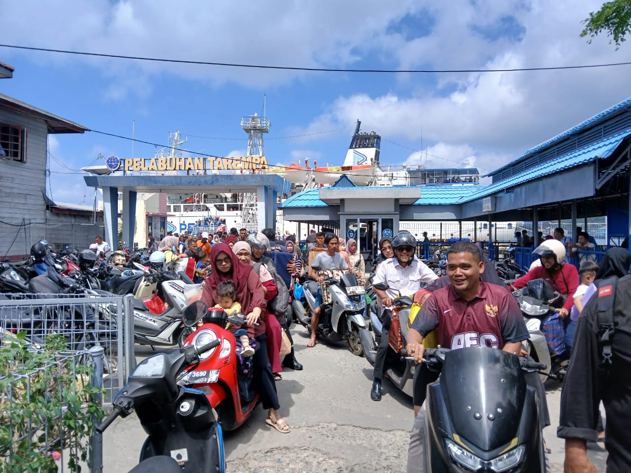 Kondisi parkir di Pelabuhan Tarempa yang semrawut dengan sejumlah pemotor yang mau keluar dari area tersebut. F. Ihsan Imaduddin/Batam Pos