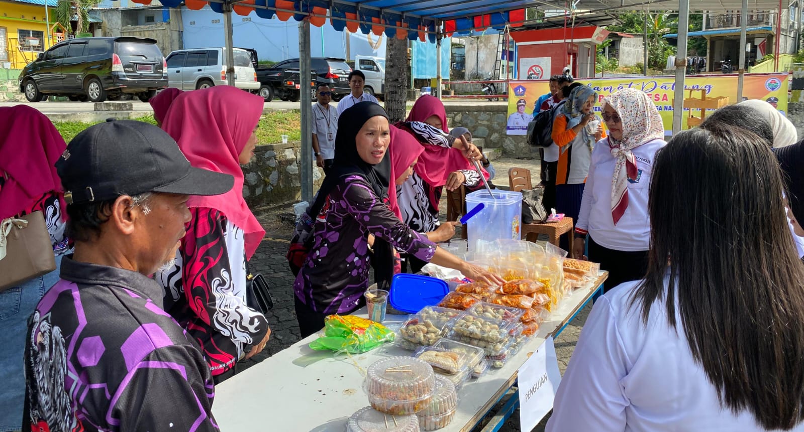Masyarakat antusias memeriahkan pasar desa yang diadakan di halaman Kantor Desa Teluk Sasah, Kecamatan Seri Kuala Lobam, Bintan pada Rabu (14/1/2026). F. Kiriman Candra untuk Batam Pos