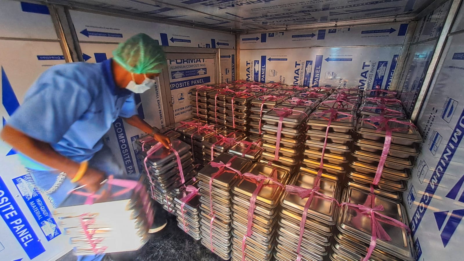 Salah satu relawan SPPG menyusun omprengan makan bergizi gratis di SPPG KM 20 Gunung Lengkuas, Kecamatan Bintan Timur, Rabu (14/1/2026). F. Slamet Nofasusanto/Batam Pos