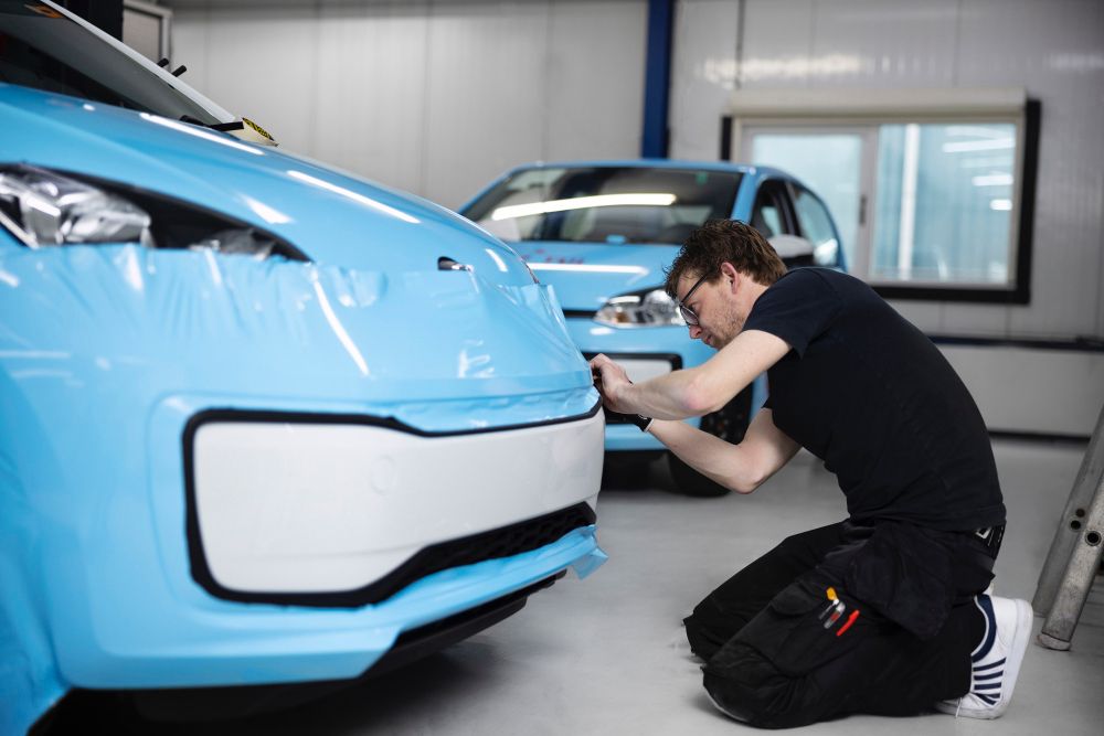 Ilustrasi teknisi sedang kompon mobil.