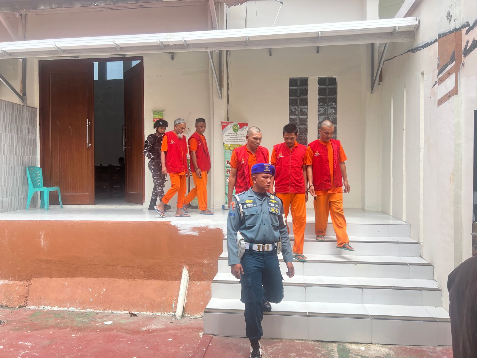 LIMA WNA Myanmar yang menjadi terdakwa kasus narkoba usai divins hukuman mati, keluar dari ruang persidangan untuk kembali ke LP, kemarin. F Tri Haryono/Batam Pos