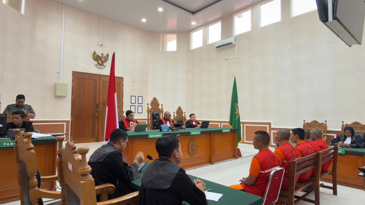 SUASANA persidangan saat yonis hukuman Mati dibacakan oleh hakim kepada lima terdakwa Kasus narkoba yang juga merupakan WNA asal Myanmar di Pengadilan Karimun, Rabu (14/1/2026). F Tri Haryono/BP