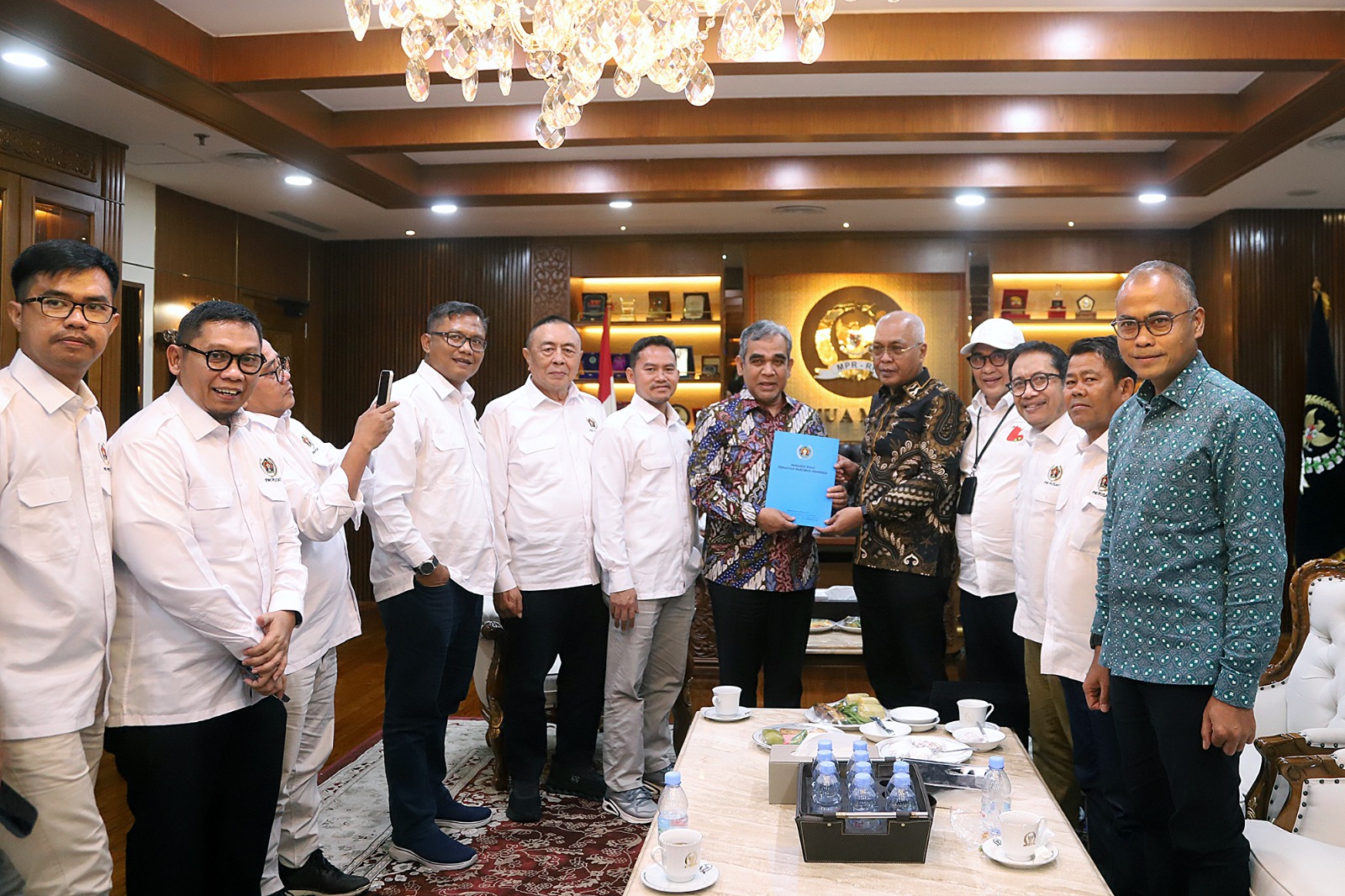 JAJARAN Pengurus PWI Pusat foto bersama saat audiensi dengan Ketua MPR RI, Ahmad Muzani di Jakarta beberapa waktu lalu. F PWI untuk Batam Pos