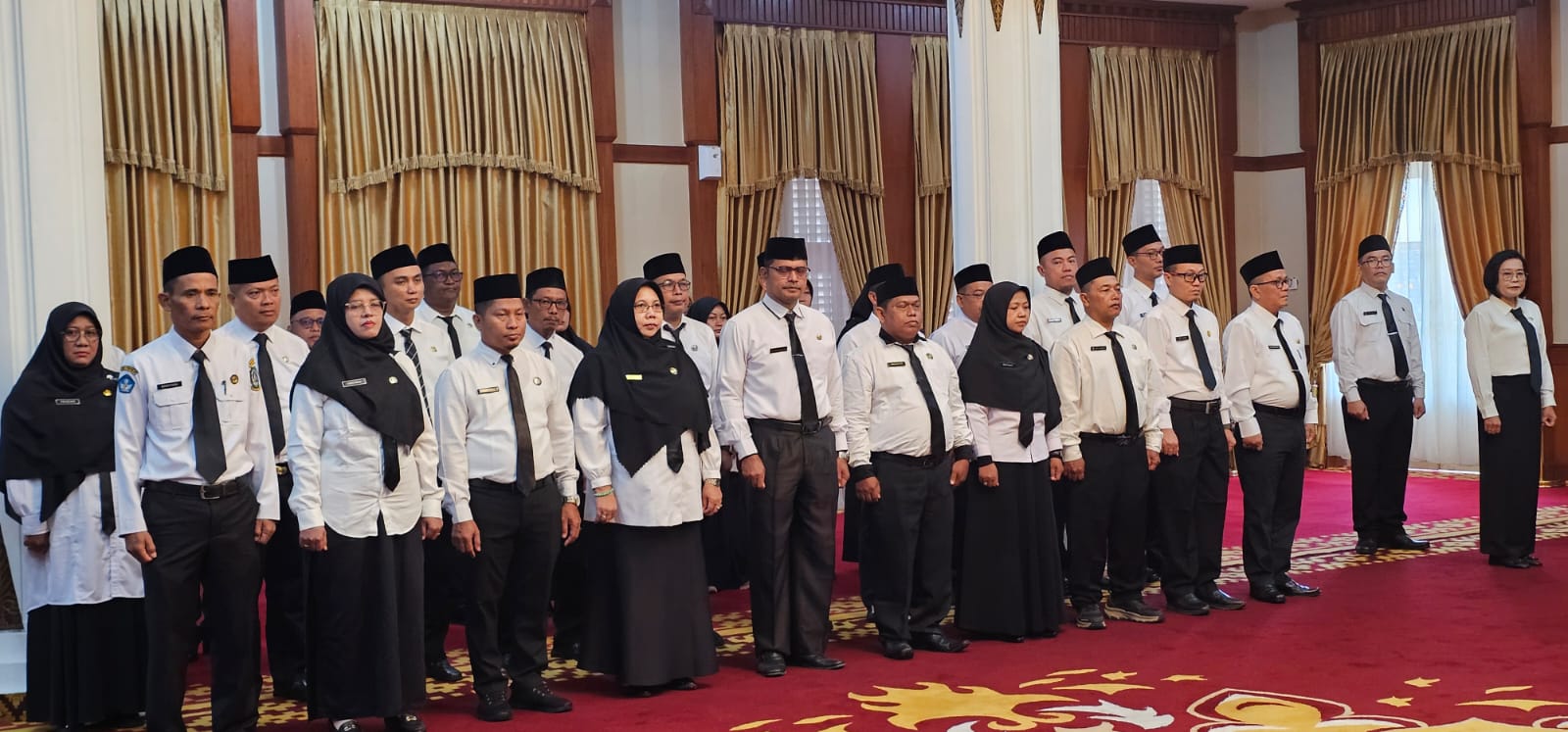 SEJUMLAH Kepala Sekolah terlihat hadir di Gedung Daerah, Tanjungpinang untuk mengikuti proses pelantikan jabatan. F Rusdan untuk Batam Pos