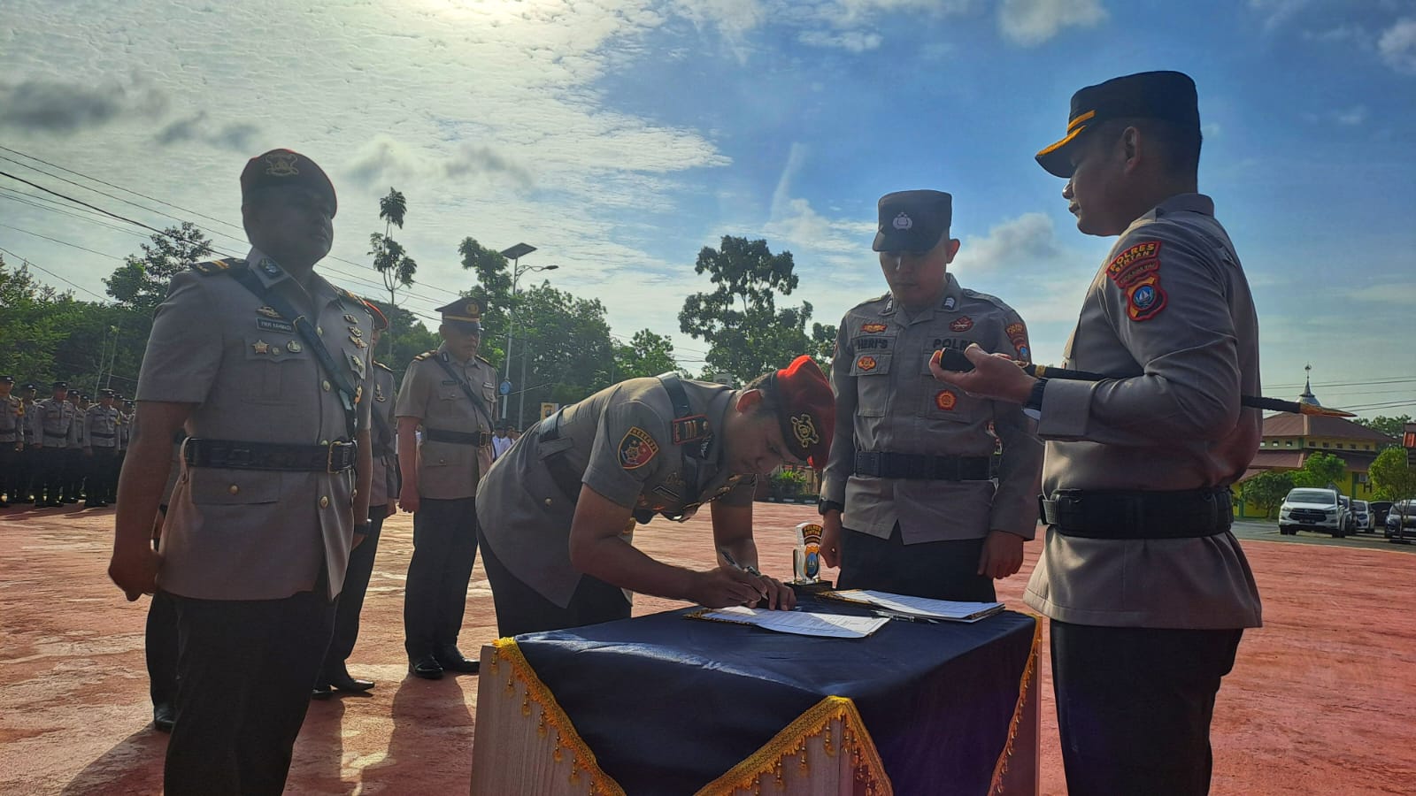 KASAT Reskrim Polres Bintan, AKP Raden Bimo Dwi Lambang menandatangani BAP Sertijab di hadapan Kapolres Bintan, AKBP Argya Satrya Bhawana di halaman Mapolres Bintan, Kamis (15/1/2026). F.Slamet Nofasu