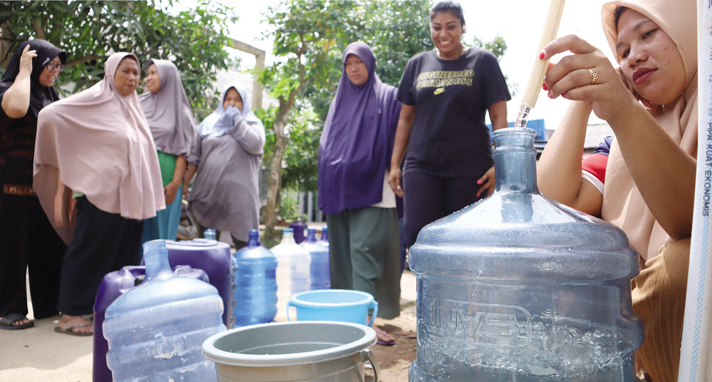 Warga Perumahan Bukit Raya, Batam Kota, mengantre menampung air dari sumur bor di Masjid Al Hikmah, beberapa waktu lalu. Krisis air bersih juga melanda wilayah Bengkong dan Batuampar.