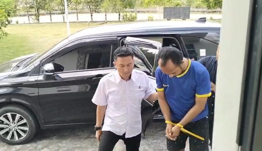MS, 35 (kanan), Pelaku pencabulan terhadap remaja 14 tahun digiring ke sel tahanan usai diamankan Mapolsek Gunung Kijang, kemarin. F.Syariwal untuk Batam Pos.