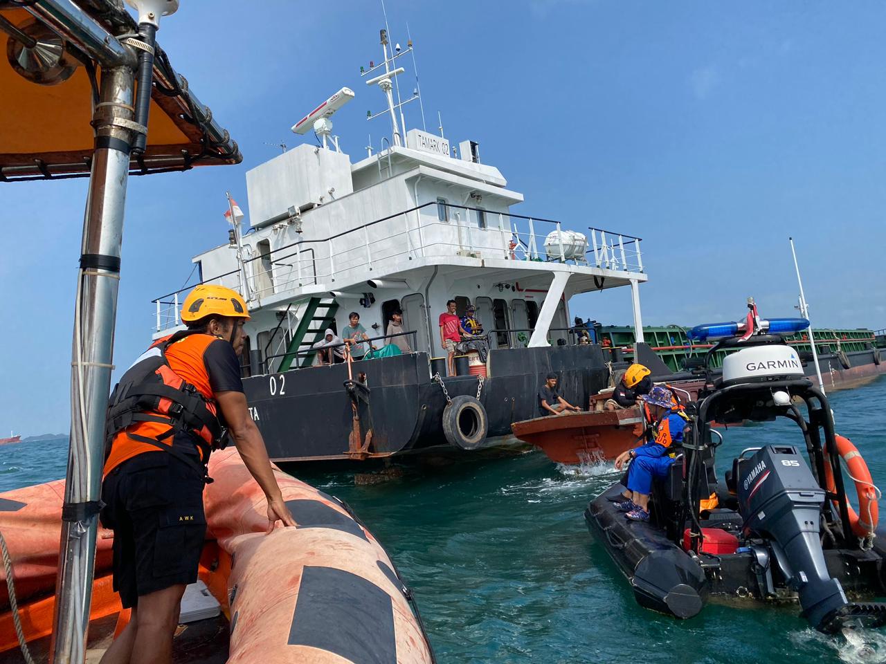 Basarnas kerahkan Tim SAR lakukan pencarian ABK Kapal Tamark 02 yang dilaporkan terjatuh ke laut saat kapal berlayar di perairan Tanjung Pinggir, Kecamatan Sekupang, Kota Batam, Jumat (16/1) sore.