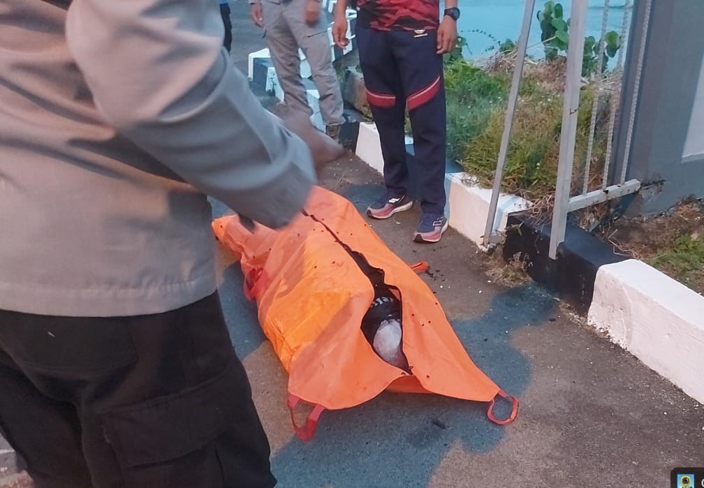 Mayat seorang pria yang ditemukan mengapung di perairan Piayu, Kecamatan Seibeduk, Kota Batam, Kamis (15/1) sore.