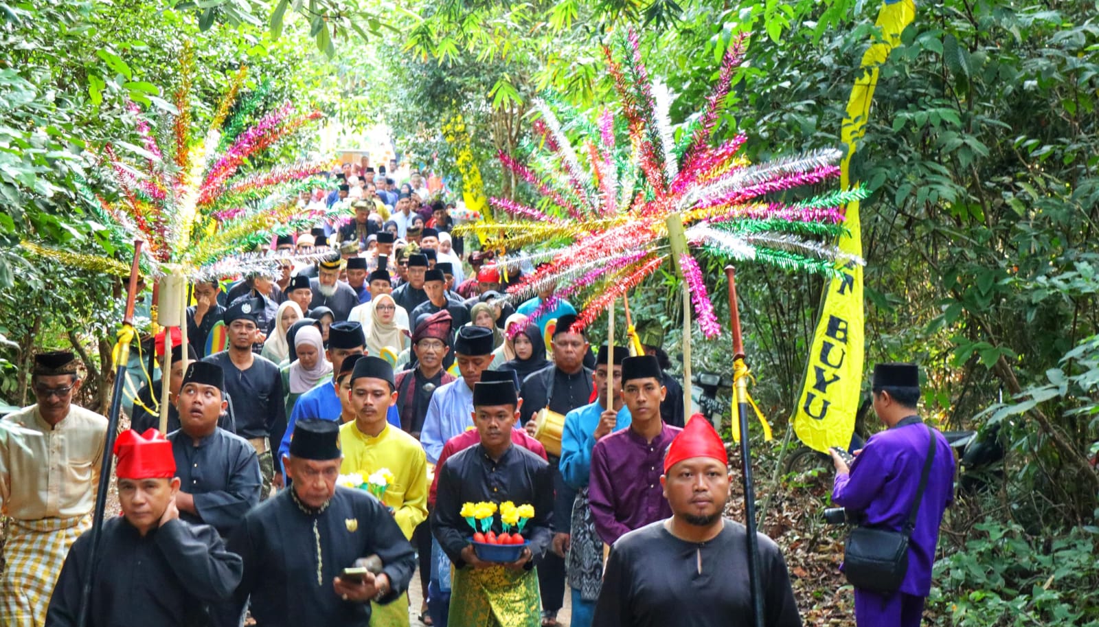 RATUSAN masyarakat menghadiri tradisi Merohom di Kompleks Makam Marhum Bukit Batu, Desa Bintan Buyu, Kecamatan Teluk Bintan, Jumat (26/1/2026). F.Zoko untuk Batam Pos.