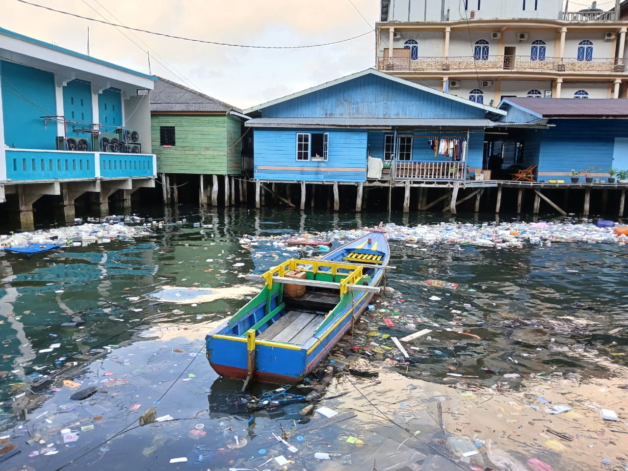 TUMPUKAN sampah tergenang di atas air laut pemukiman warga Desa Tarempa Barat. Di musim utara ini, sampah dan narkoba jadi ancaman untuk masyarakat pesisir. F Ihsan/Batam Pos