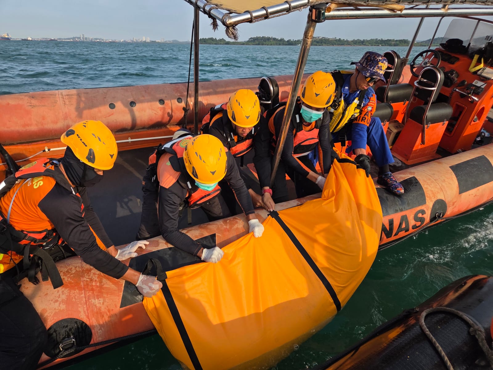 Anggota Tim SAR gabungan mengevakuasi jasad ABK Tamark 02 yang jatuh ke laut di Perairan Tanjung Pinggir, Batam, Minggu (18/1/2026) sore. F. Dok. Basarnas untuk Batam Pos