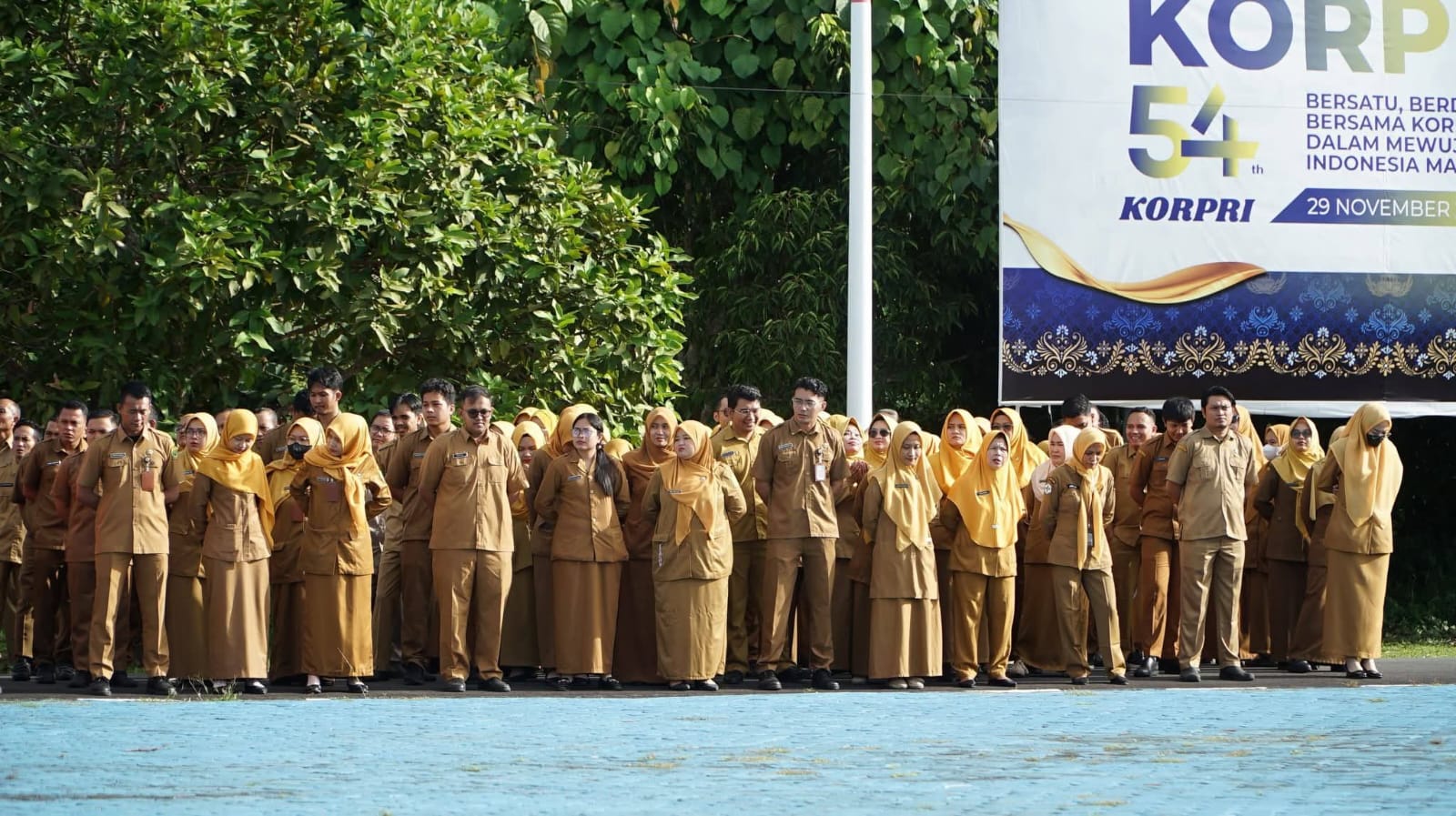 ASN Pemkab Lingga saat mengikuti apel di halaman Kantor Bupati Lingga, belum lama ini. F. Istimewa