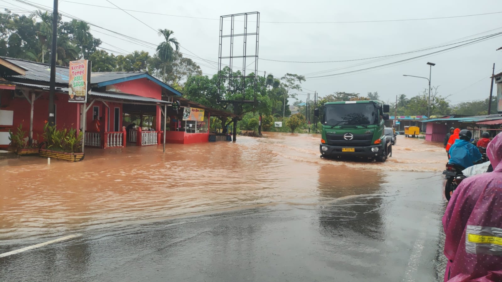 Jalan Nusantara Tanjungpinang terendam banjir saat hujan deras pada beberapa waktu lalu. F. Mohamad Ismail/Batam Pos