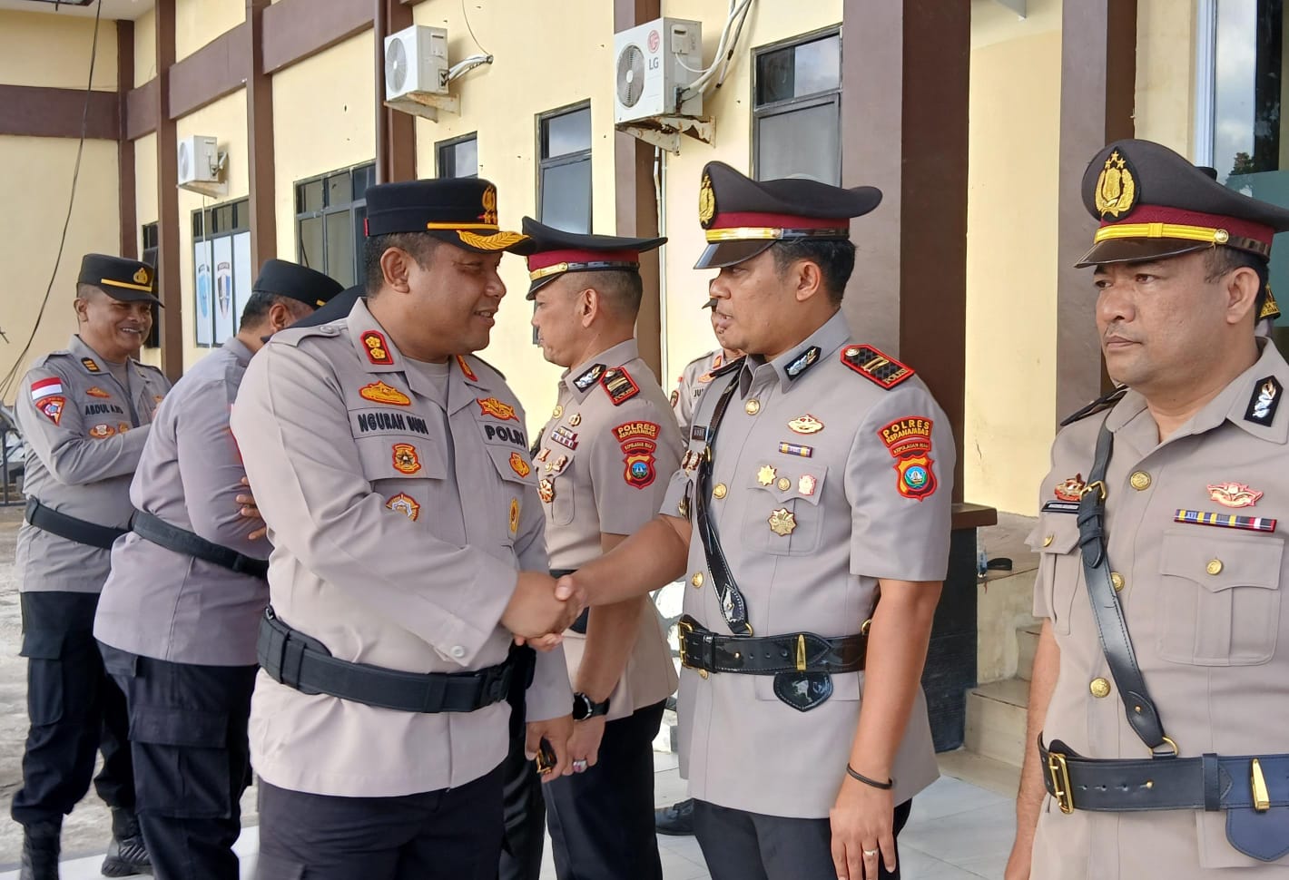 Kapolres Anambas, I Gusti Ngurah Agung menyalami Iptu Dodi Setiawan usai diangkat menjadi Kapolsek Siantan. F. Ihsan Imaduddin/Batam Pos