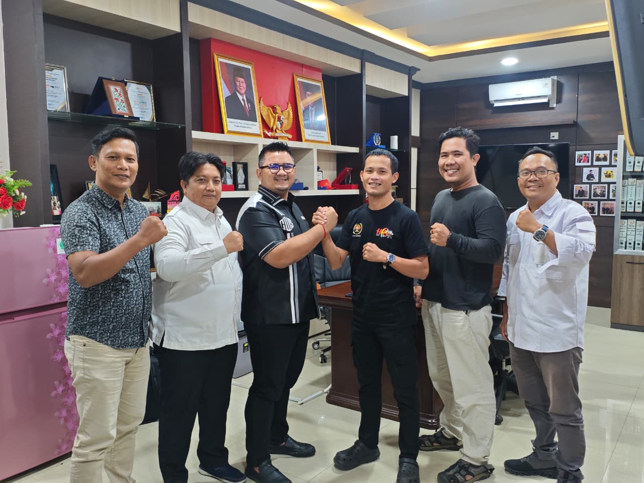 Kepala BP Tanjungpinang, Cokky Wijaya, bersama Anggota II, Effendi, saat menerima kunjungan organisasi pers di kantornya. F. BP Tanjungpinang untuk Batam Pos
