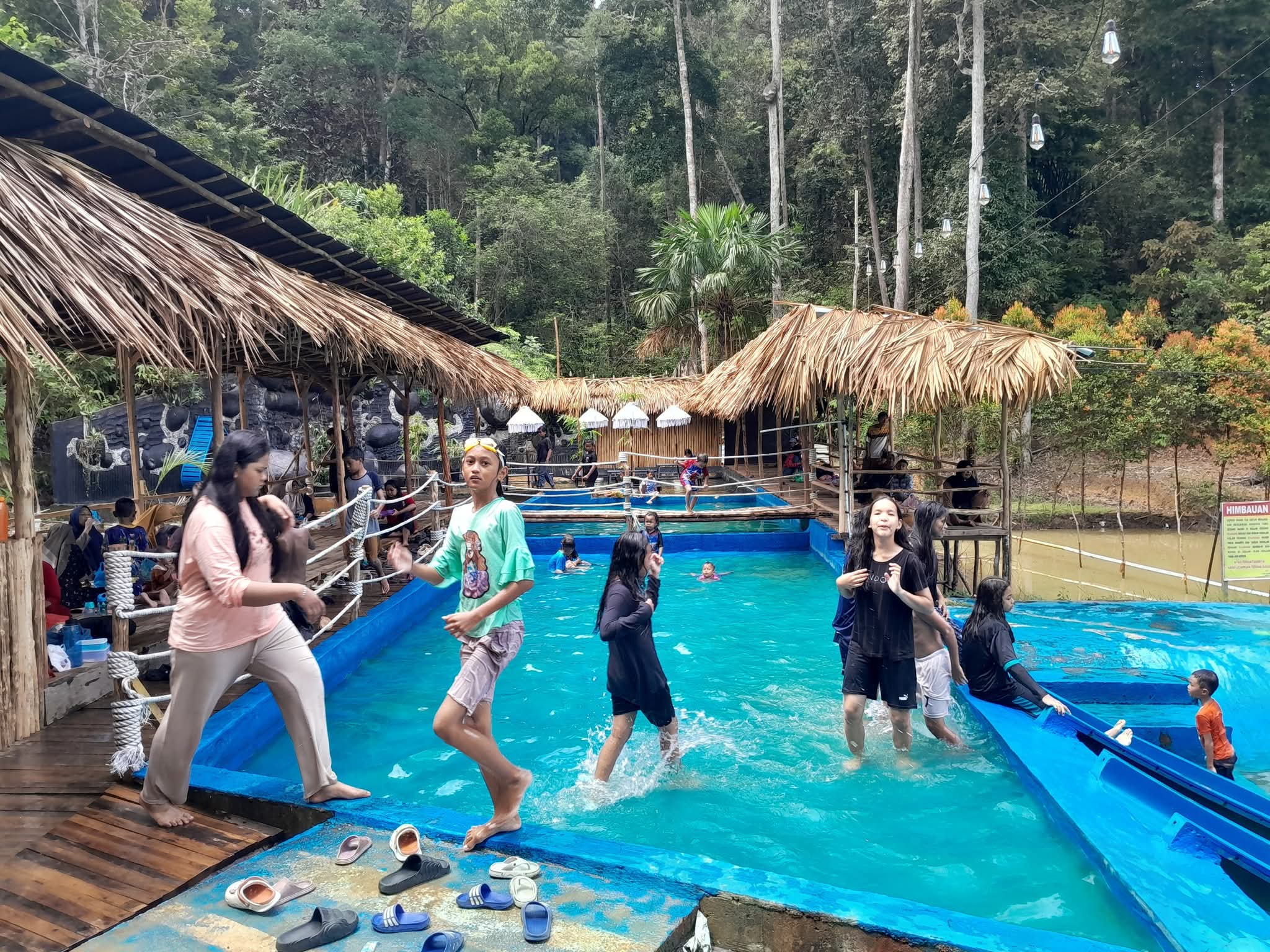 Pengunjung bermain di kolam renang di kawasan hutan wisata Lembah Pelangi, Sekupang, Minggu (18/1). F. Rengga Yuliandra/Batam Pos