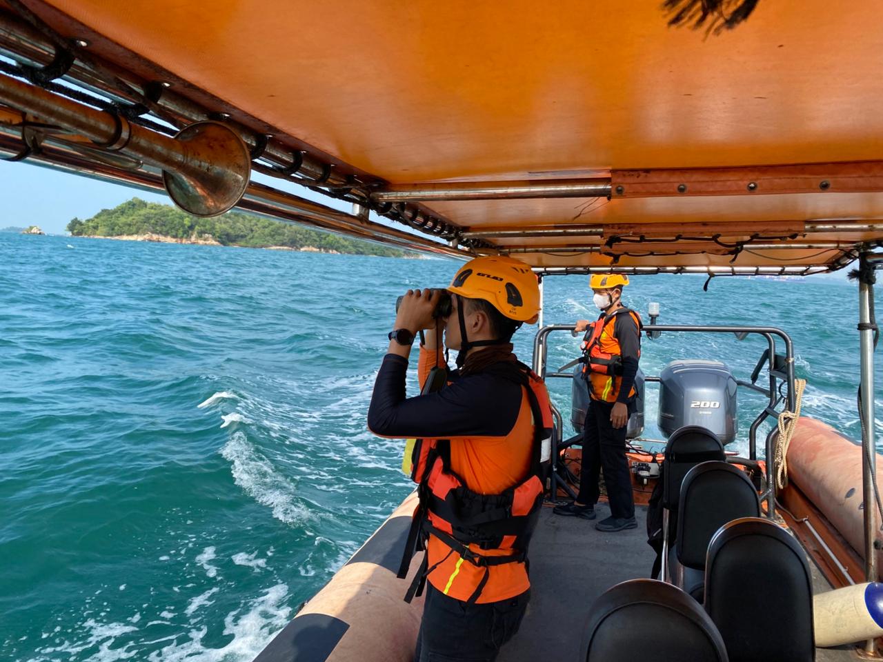Tim SAR gabungan melakukan pencarian ABK yang jatuh ke laut di Perairan Tanjung Pinggir, Batam, dengan dukungan kapal dan drone thermal, Minggu (18/1). F. Basarnas untuk Batam Pos