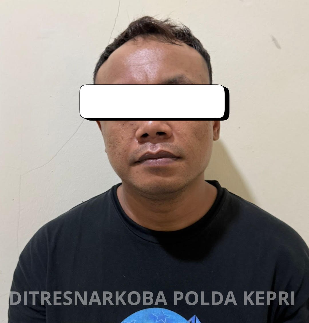 Tersangka berinisial CC diamankan Tim Opsnal Ditresnarkob Polda Kepri karena kedapatan menyimpan belasan paket sabu. F. Tim Opsnal Ditresnarkob Polda Kepri