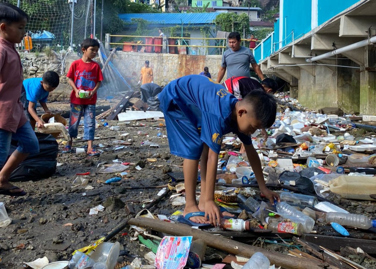 Sejumlah anak-anak antusias mengutip sampah yang berada di pesisir Desa Tarempa Barat. F. Ihsan Imaduddin/Batam Pos