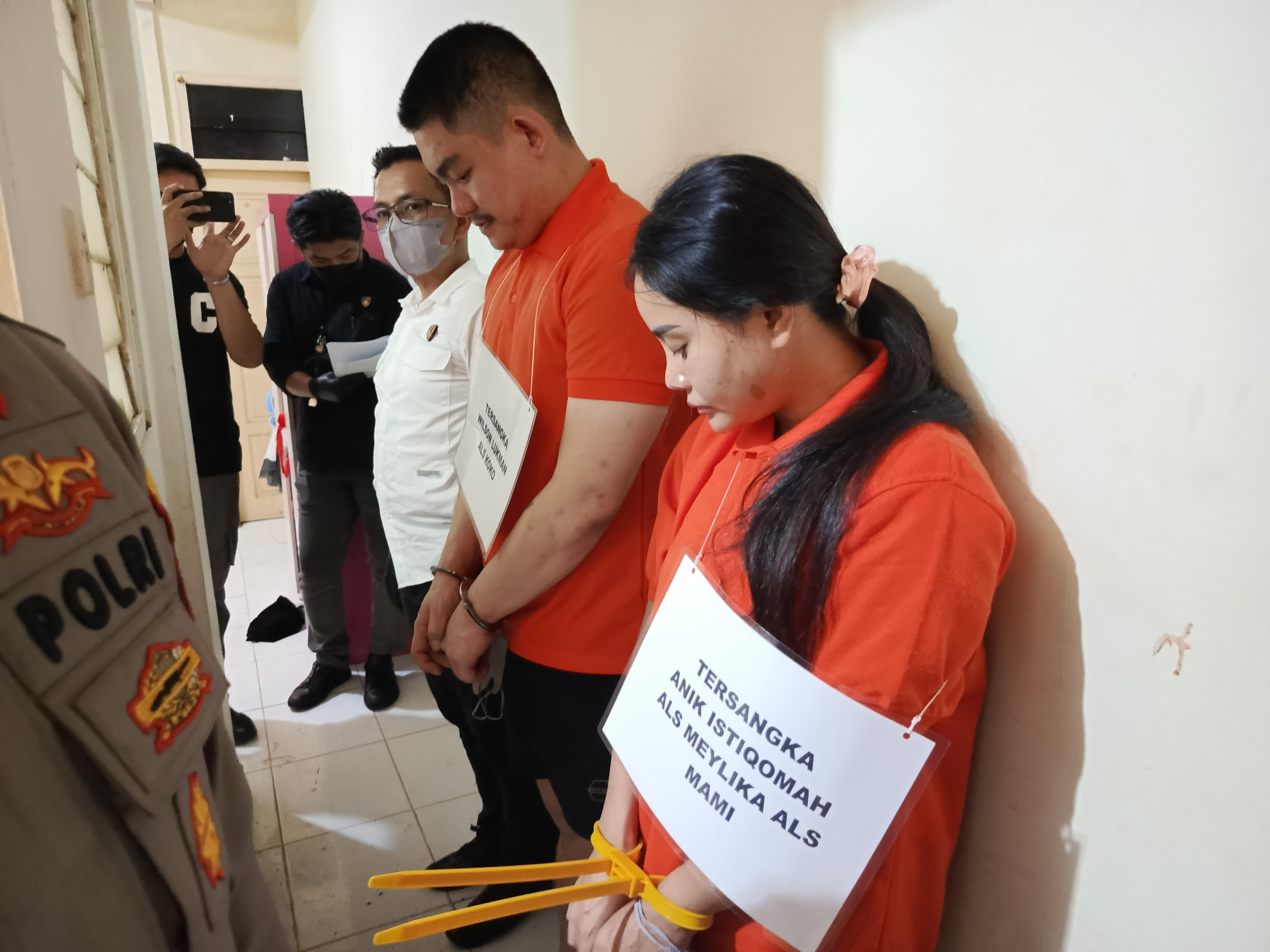 Wilson dan Anik saat proses rekonstruksi di Perumahan Jodoh Permai, Batuampar, Kamis (15/1) lalu. F. Eusebius Sara/Batam Pos