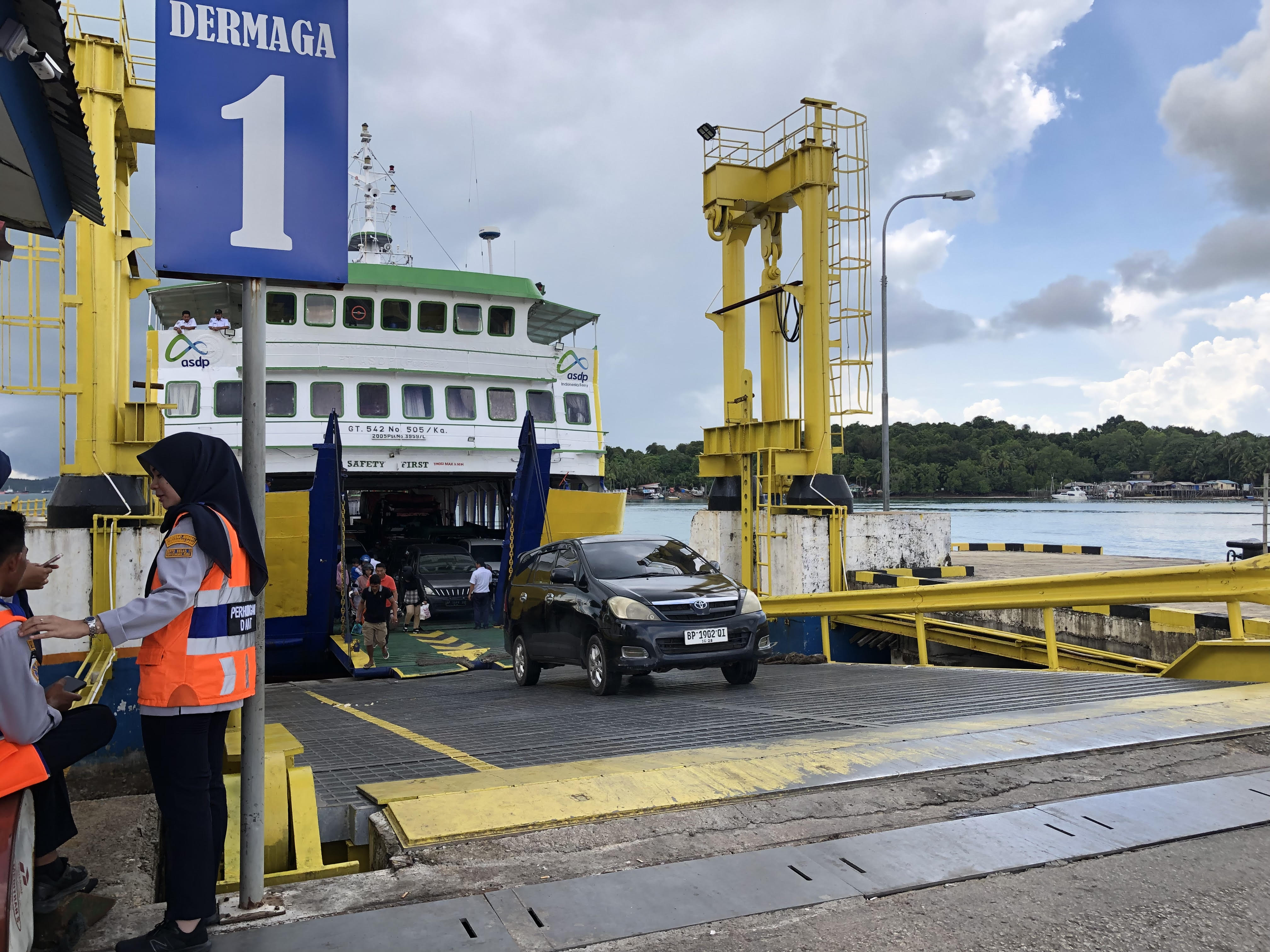 Aktivitas pelayaran kspal Roro di Pelabuhan Telaga Punggur, Nongsa, Batam, kembali berjalan normal seiring membaiknya kondisi cuaca di perairan Kepulauan Riau. F. Azis Maulana/Batam Pos