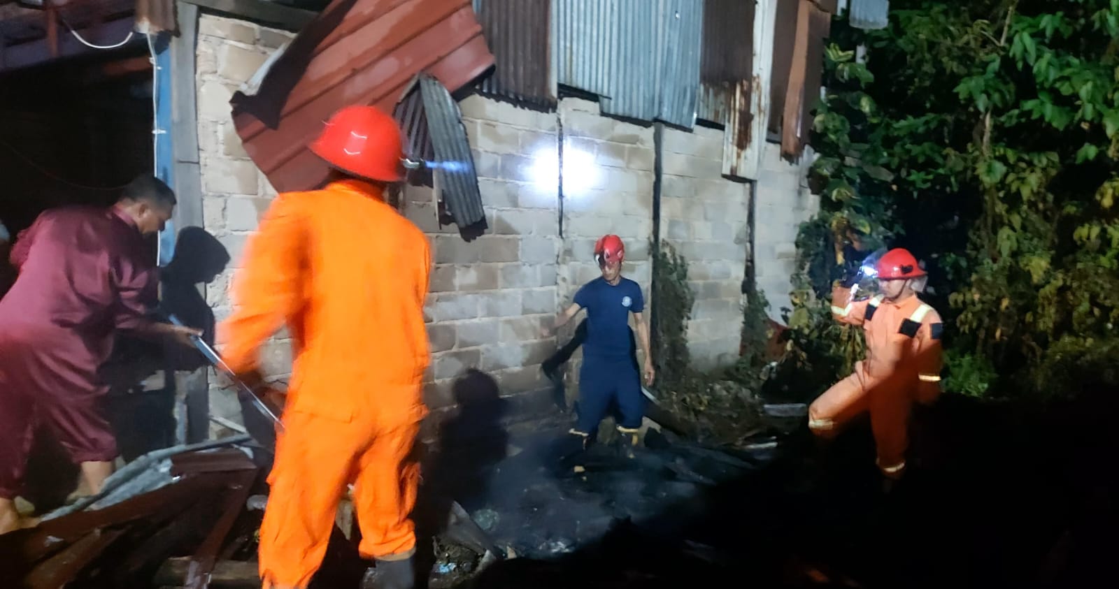 Pemadam melakukan proses pendinginan di lokasi lahan yang terbakar di jalan Pasar Berdikari, Kijang, Kecamatan Bintan Timur pada Sabtu (17/1/2026) malam. F. Kiriman BPBD Bintan untuk Batam Pos