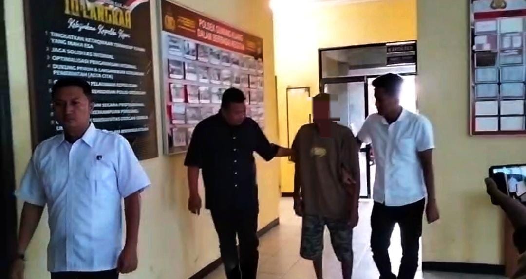 Polisi menggiring lansia tersangka kasus pencabulan di Bintan, ke sel tahanan. F. Syahriwal untuk Batam Pos