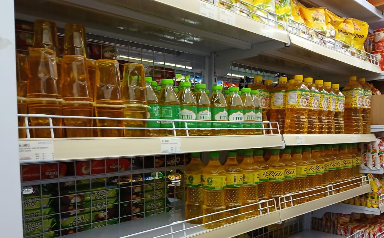 Etalase di salah satu supermarket hanya memajang minyak goreng dari merek yang kurang dikenal masyarakat. F. Ihsan Imaduddin/Batam Pos