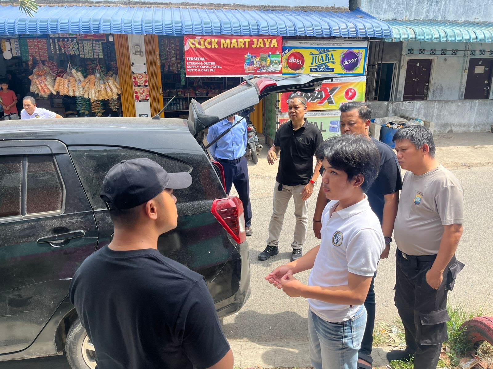 Satreskrim Polsek Batam Kota mengamankan S alias D, tersangka penganiayaan yang berujung kematian terhadap D, rumah kos di kawasan Legenda, Batam Kota, Minggu (18/1). F. Yofi Yuhendri/Batam Pos