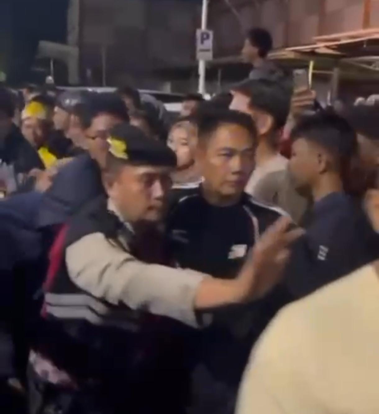 Polisi saat mengamankan pelaku (jaket biru) pencuri helm di Tanjungpinang dari amuk massa, Sabtu (17/1) malam. F. Polsek Tanjungpinnag Barat untuk Batam Pos