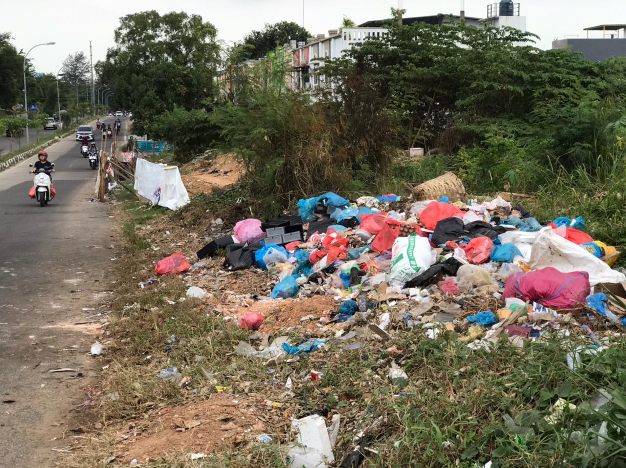 Tumpukan sampah tampak menggunung di pinggir Jalan Pemuda Baloi Permai, tepatnya di depan vihara dari arah SMKN 12 Batam, Sabtu (17/1) sore. F. Muhammad Sya